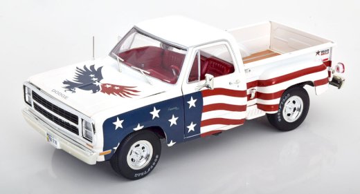 NEU: Dodge D150 Aventurer Pick Up Stars & Strips 1980 weiss / Decor  1:18