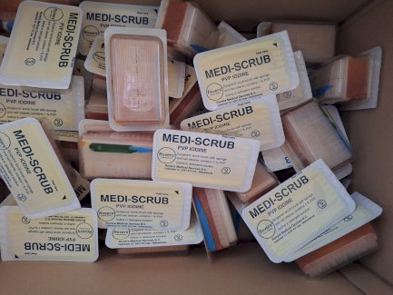 Handwaschbürste mit Schwamm & Nagelreiniger - Set 2 Stk - Gratis-inserat.com