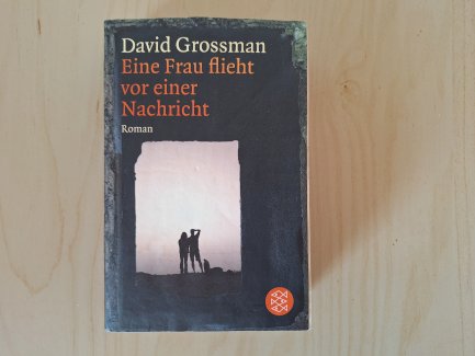 Eine Frau flieht vor einer Nachricht