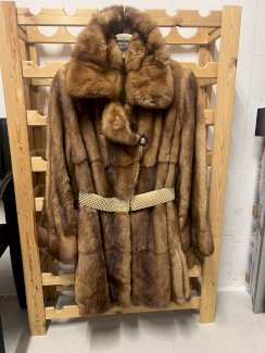 Pelzmantel mit Swarovski Gurt 