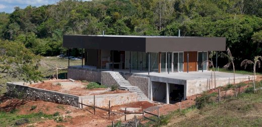 Moderne Villa als Neubau mit Pool in Paraguay