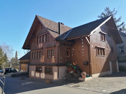 Zwei charmante Einfamilienhäuser mit Outdoor-Lounge