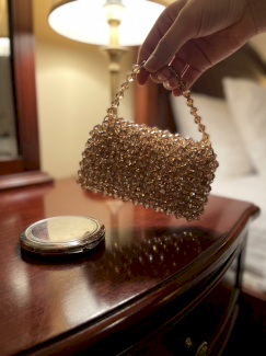 Kleine Pochette aus Kristallperlen in beige - Gratis-inserat.com