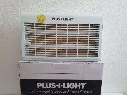 Fliegengeräte Insektenvernichter mit Klebefolie. Fliegenfanggerät.